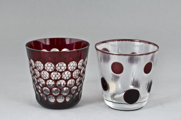 Glasbecher mit dunkelrotem Überfang und Schliffdekor "Kugelbecher"