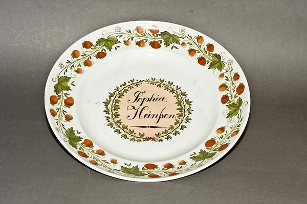 Wandteller mit Erdbeerranken und Schrift