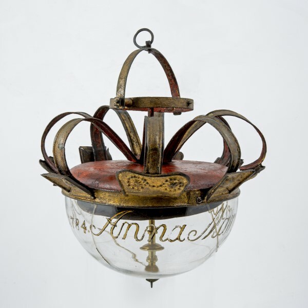 Kronenkompass mit kolorierter Papierrose